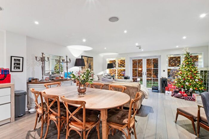 4 Bedroom Property To Rent In Wendle Square, Battersea Park, SW11