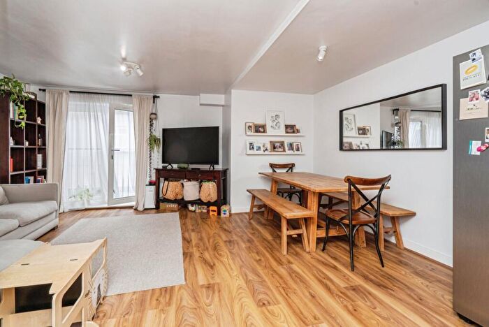 1 Bedroom Flat For Sale In Rosemount Avenue, West Byfleet, Surrey, KT14