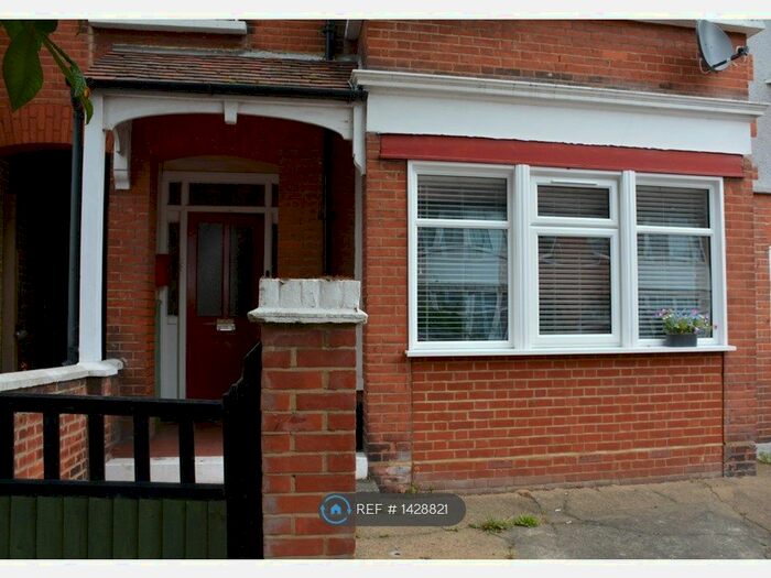 2 Bedroom Flat To Rent In Portland Avenue, Southend-On-Sea, SS1