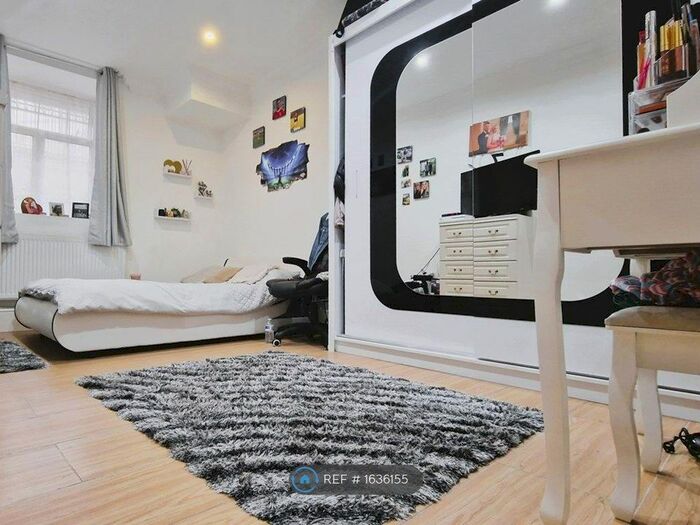 3 Bedroom Flat To Rent In Upton Heights, London, E7