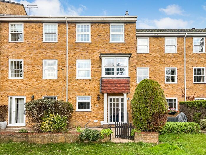 4 Bedroom Town House To Rent In Belle Vue Close, Staines, TW18