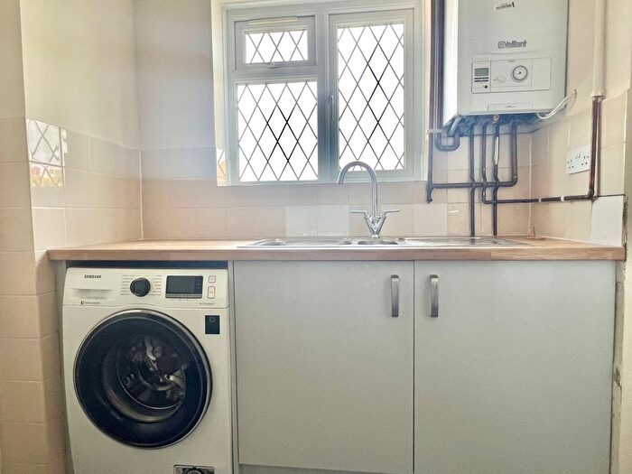 4 Bedroom Flat To Rent In Villiers Close, Surbiton, KT5