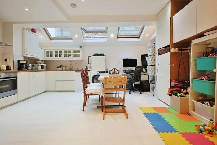 2 Bedroom Flat To Rent In Adelaide Grove, London, W12