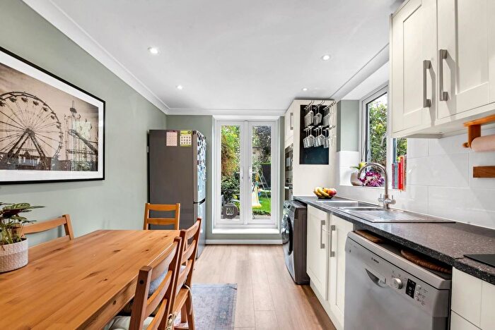 3 Bedroom Maisonette For Sale In Rectory Road, London, N16