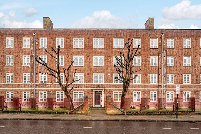 3 Bedroom Flat To Rent In Hazelhurst Road, Tooting, London, SW17