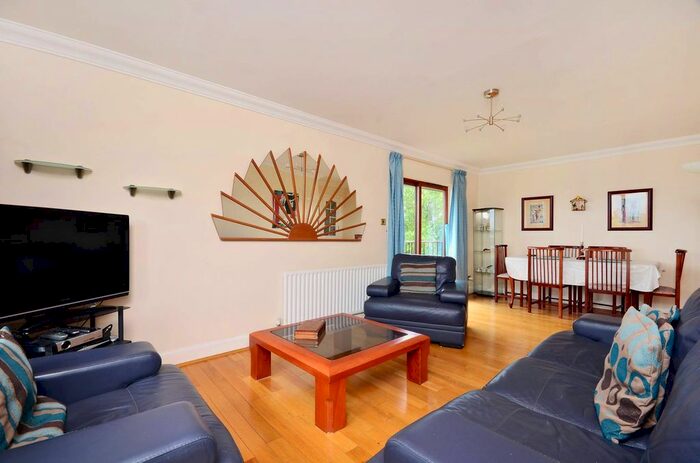 2 Bedroom Flat To Rent In Park View Road, Ealing, London, W5
