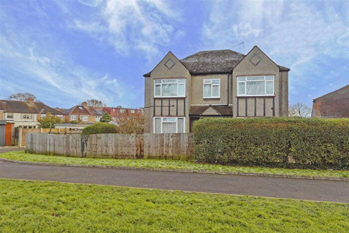 2 Bedroom Maisonette For Sale In Denziloe Avenue, Uxbridge, UB10