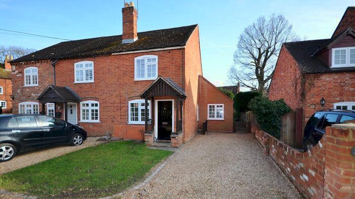 2 Bedroom Cottage To Rent In Keephatch Road, Wokingham, RG40