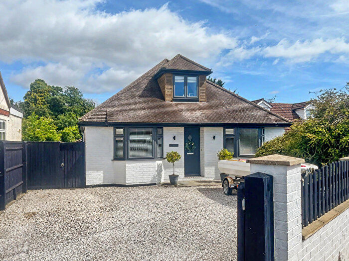 4 Bedroom Chalet For Sale In Highfield Avenue - Contemporary Family Living, HP12
