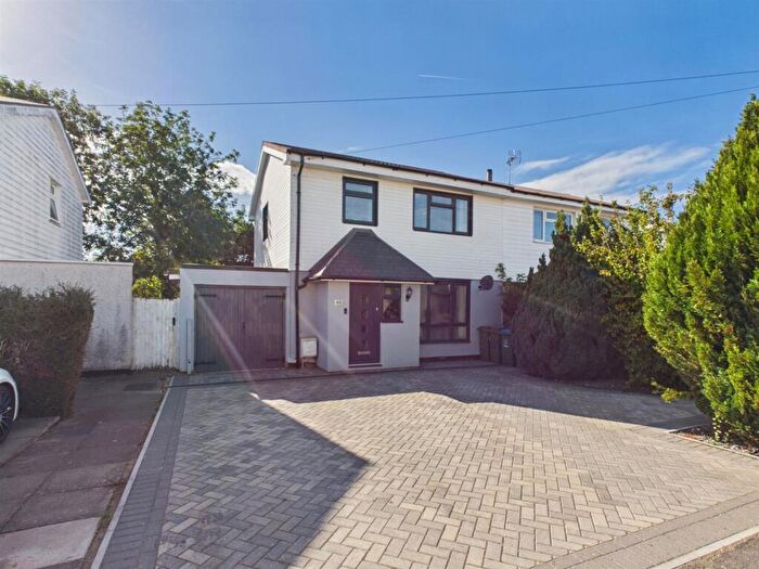 3 Bedroom Semi-Detached House For Sale In Russell Avenue, Southcourt, Aylesbury, HP21
