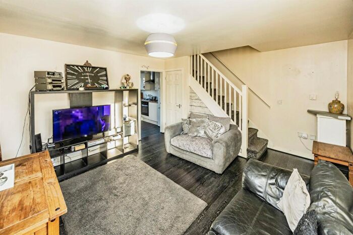 3 Bedroom End Of Terrace House For Sale In Moins Close, Halifax, HX2