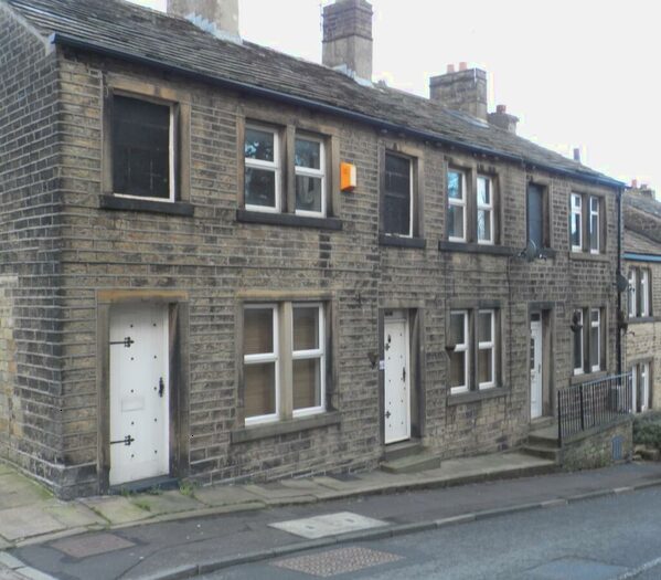 3 Bedroom House To Rent In Station Road, Holywell Green, HX4