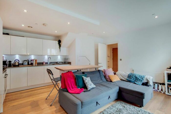 3 Bedroom Flat To Rent In Love Lane, Woolwich, London, SE18