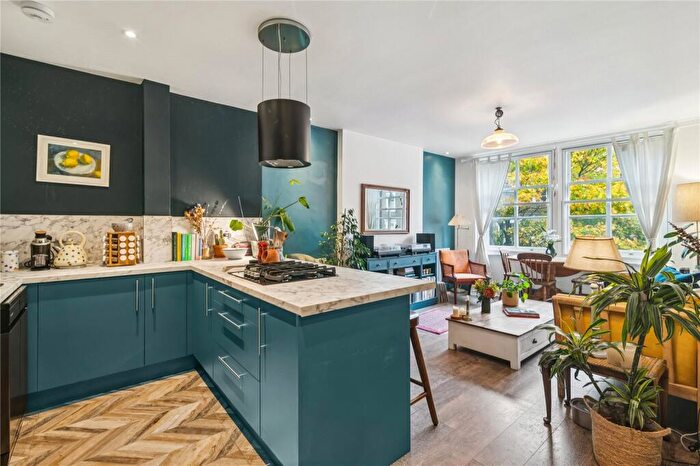 2 Bedroom Apartment For Sale In Offord Road, London, N1