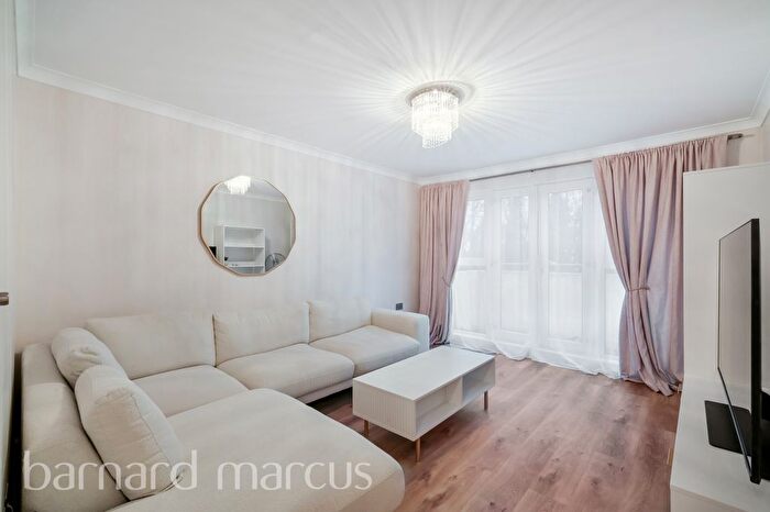 2 Bedroom Flat To Rent In Denham Road, London, N20