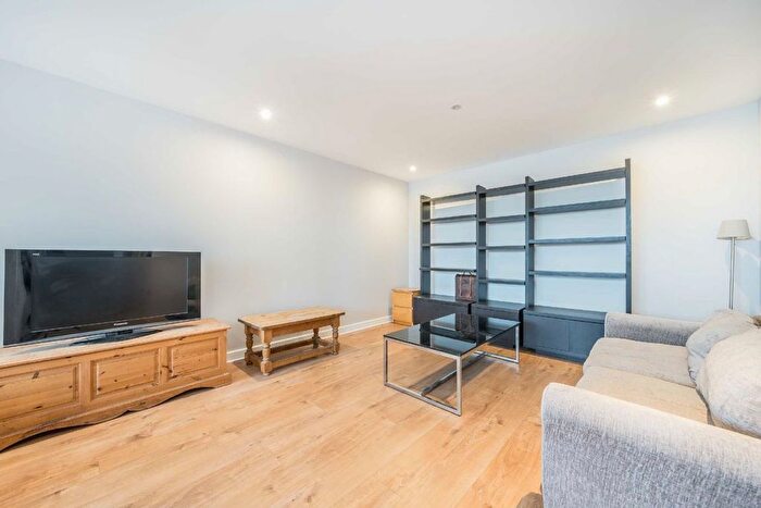 3 Bedroom Flat To Rent In New Park Road, London, SW2