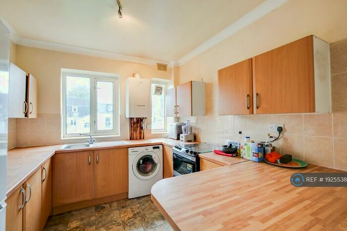 2 Bedroom Flat To Rent In Rayleigh Court, London, N22