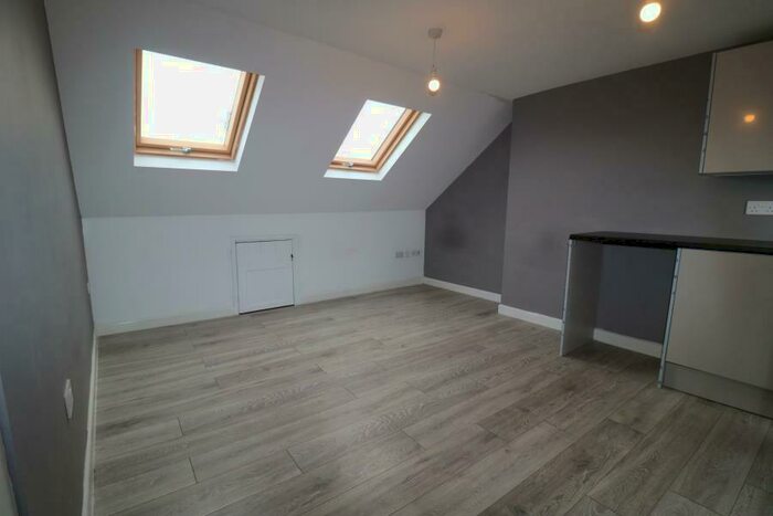 Terraced House To Rent In Lytton Avenue, Enfield, EN3