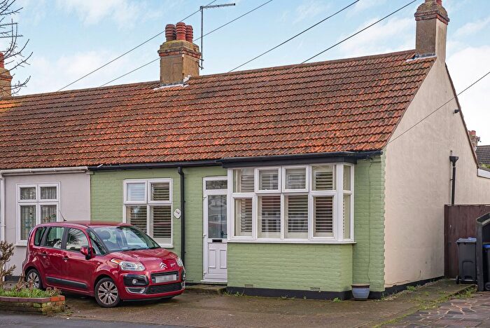 2 Bedroom Semi Detached Bungalow For Sale In North Avenue, Southend-On-Sea, SS2