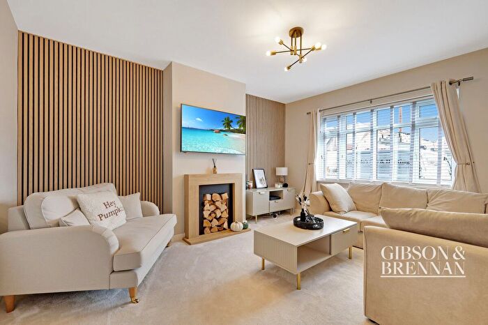 4 Bedroom Semi-detached House For Sale In Burns Avenue, Basildon, SS13