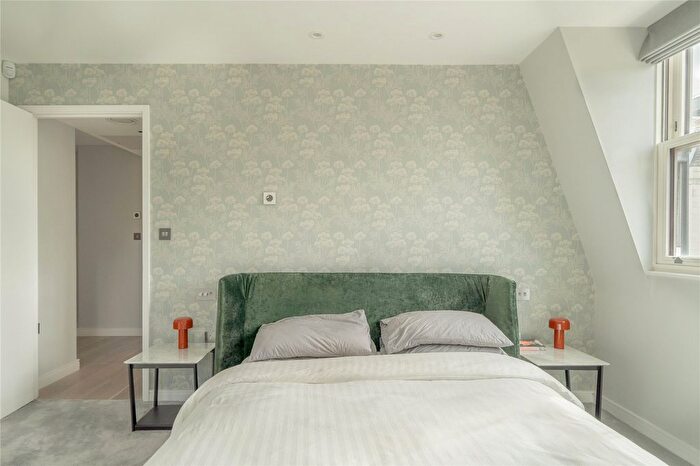 2 Bedroom Flat For Sale In Old Brompton Road, Earls Court, SW5
