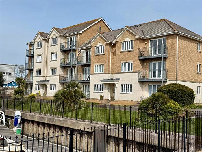 2 Bedroom Flat For Sale In Medina View, East Cowes, PO32