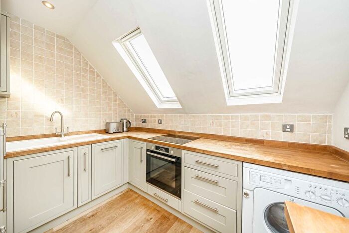 2 Bedroom Flat For Sale In Coleshill Road, Teddington, TW11