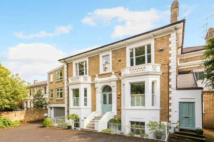3 Bedroom Flat To Rent In Upper Richmond Road, London, SW15