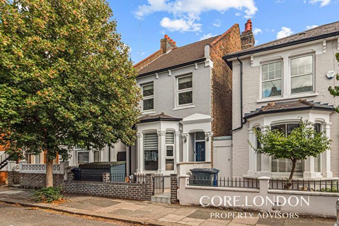 3 Bedroom Detached House For Sale In Birkbeck Grove, Acton, W3