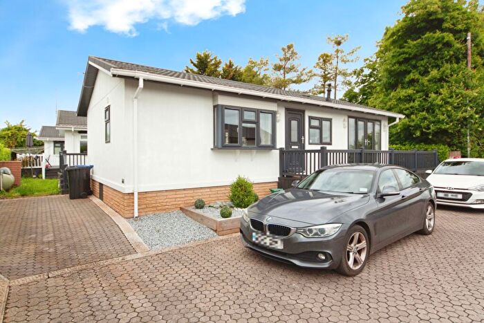 2 Bedroom Park Home For Sale In Willowdene Home Park, Aston Cantlow Road, Stratford-upon-avon, CV37