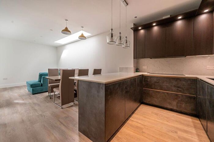 3 Bedroom Flat To Rent In Hampton Road, Forest Gate, London, E7