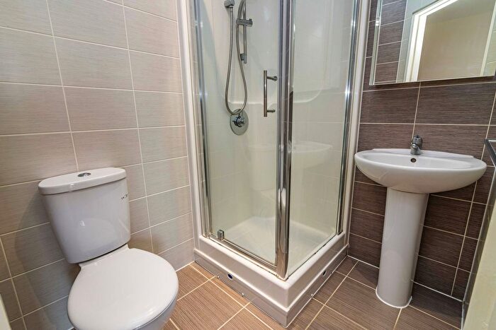 3 Bedroom Flat To Rent In Flat, Lord Tennyson House, Rasen Lane, LN1