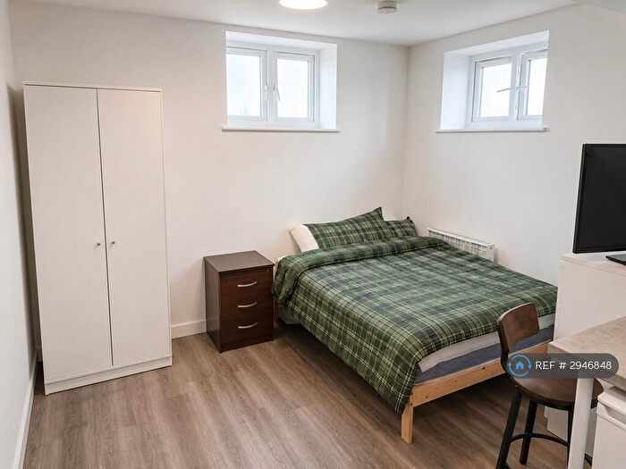 Studio To Rent In Edgware Road, London, NW2