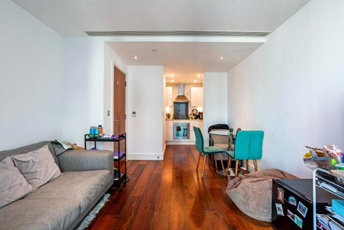 1 Bedroom Flat To Rent In Lincoln Plaza, London, E14