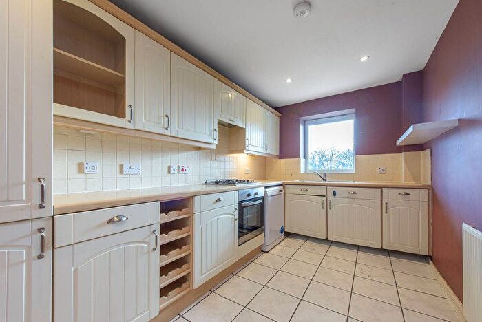 2 Bedroom Flat To Rent In Sparkford Gardens, Friern Barnet, London, N11