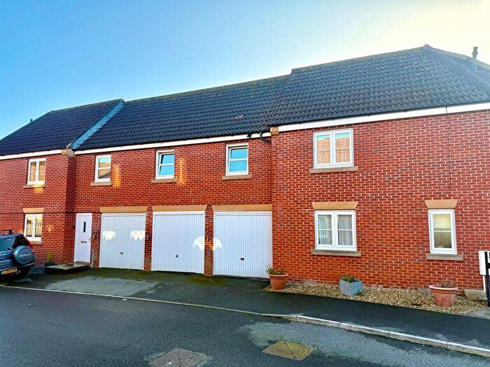 2 Bedroom Detached House For Sale In Somerset Way, Highbridge, TA9