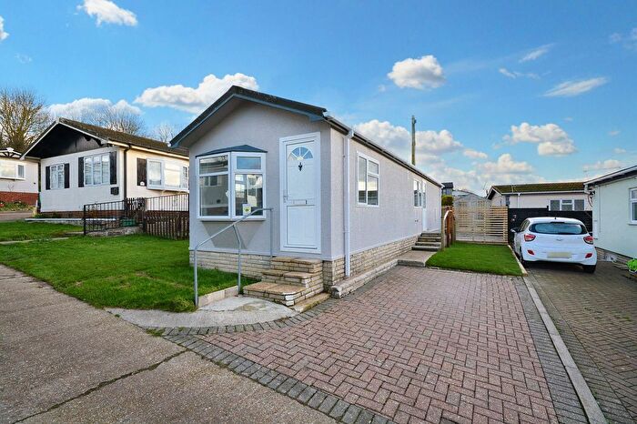 1 Bedroom Mobile/park Home For Sale In Yew Tree Park Homes, Charing, TN27