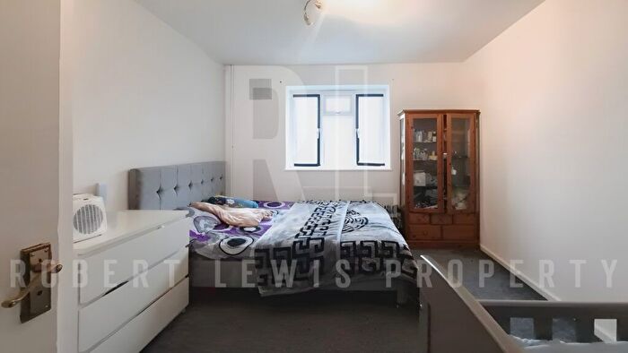 2 Bedroom Flat To Rent In Basing Way, London, N3