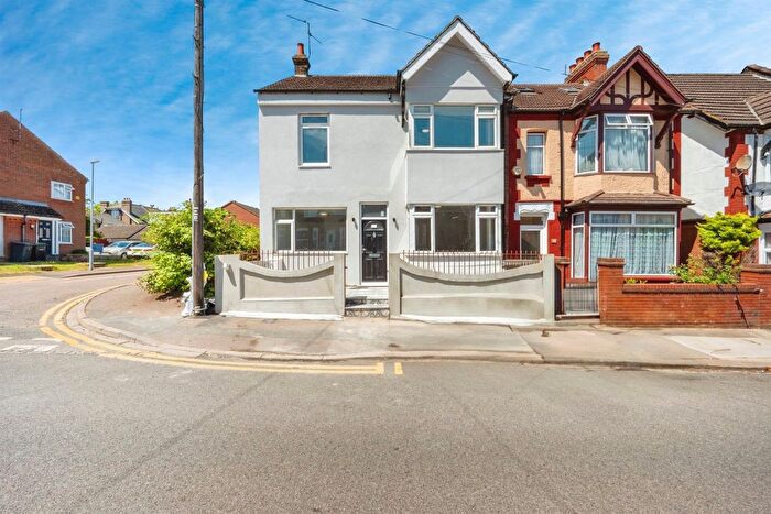 5 Bedroom Semi-Detached House For Sale In Tennyson Road, Luton, LU1