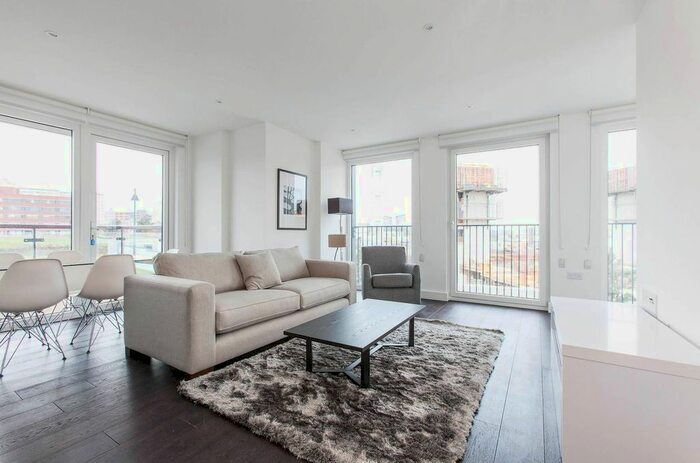 3 Bedroom Flat To Rent In Duke Of Wellington Avenue, Woolwich, London, SE18