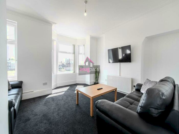 6 Bedroom House To Rent In Weaste Lane, Salford, M5