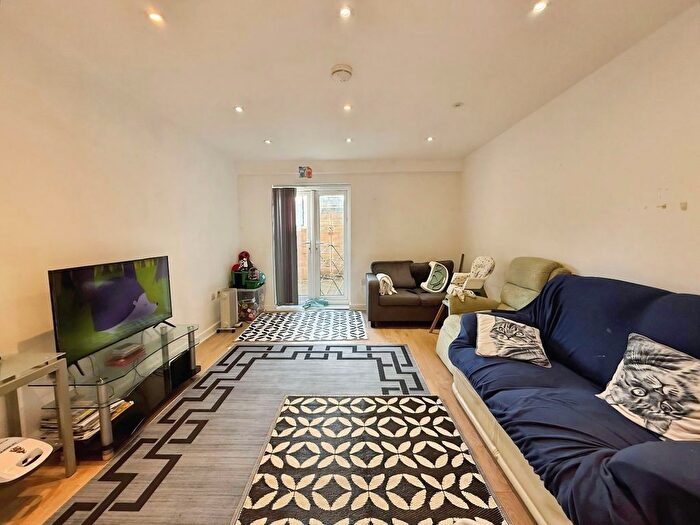 2 Bedroom Flat To Rent In Wilbraham Road, Manchester, Greater Manchester, M14