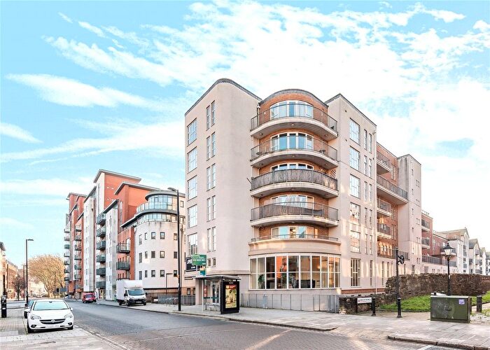 2 Bedroom Flat For Sale In Lower Canal Walk, Southampton, Hampshire, SO14