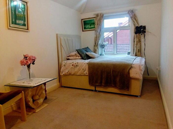 1 Bedroom House To Rent In Parrs Wood Road, Didsbury, M20