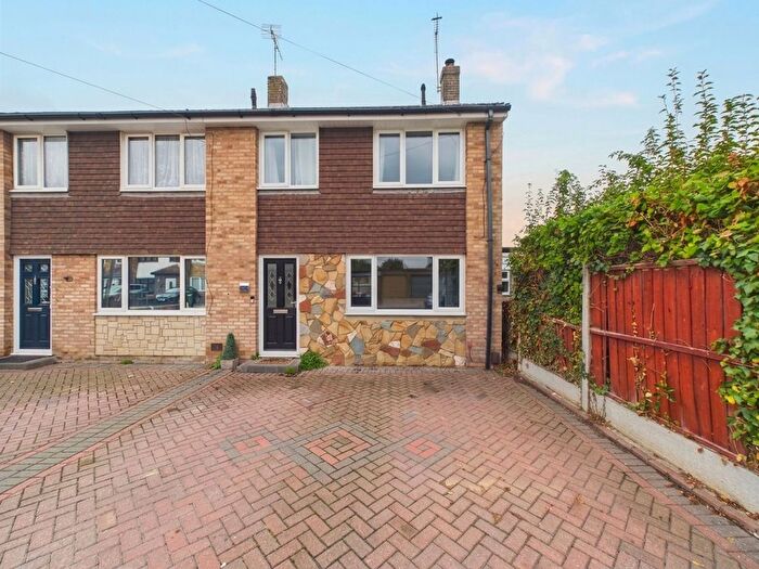 3 Bedroom End Of Terrace House For Sale In Arne Close, Stanford-Le-Hope, SS17