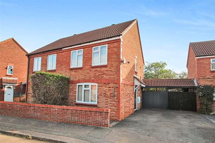 3 Bedroom Semi-Detached House To Rent In Ennerdale Road, Rushden, NN10