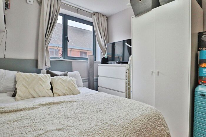 2 Bedroom Flat For Sale In City Walk, Leeds, West Yorkshire, LS11