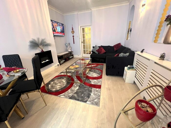 1 Bedroom Flat To Rent In Park Road, Dawlish, Devon, EX7