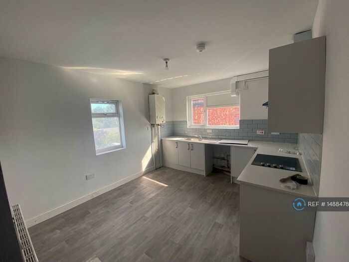 3 Bedroom Flat To Rent In Narborough Road South, Leicester, LE3