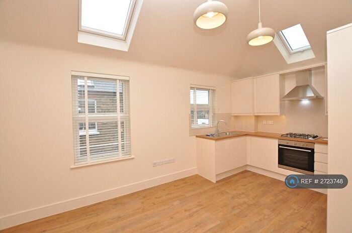 1 Bedroom Flat To Rent In High Road, London, N2